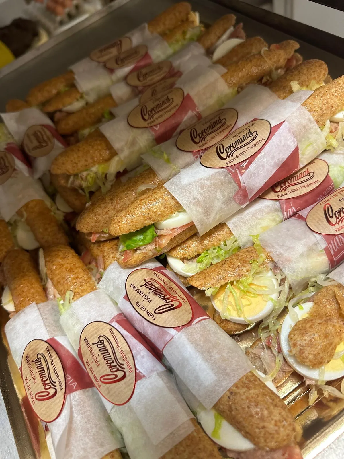 Aparador de pastisseria del Forn Corominas a Palau-solità i Plegamans